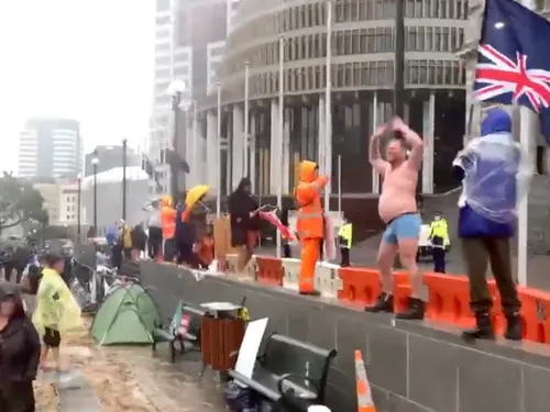 Nouvelle-Zélande : la “Macarena” diffusée en boucle pour disperser...